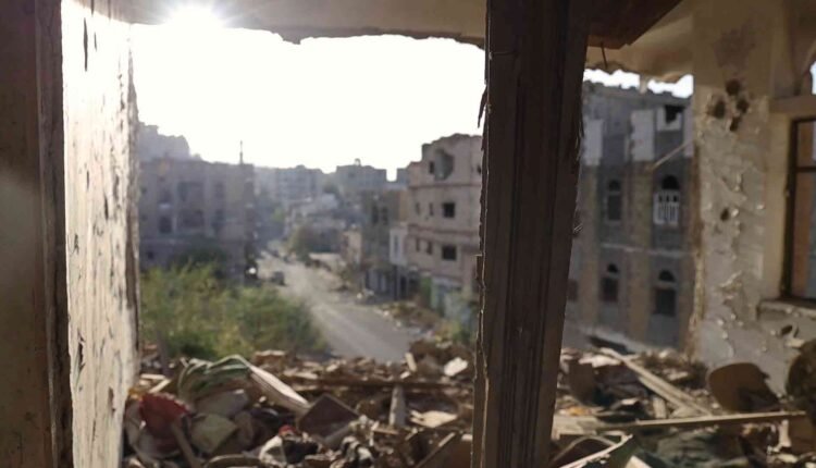 Destroyed houses due to conflict in Yemen [4]