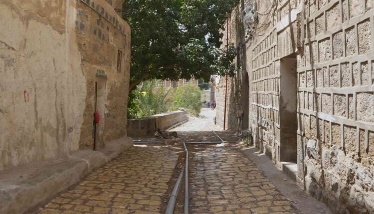 Walking inside the old city of Sana'a