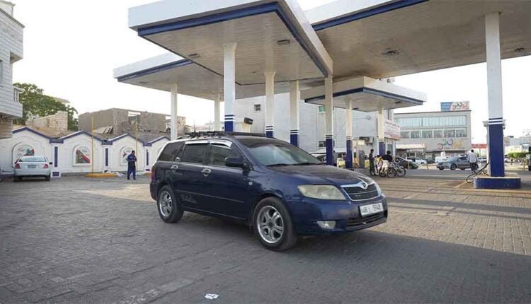 Cars at filling station [2]