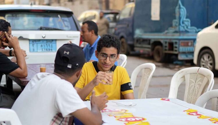 Gathering to have tea [3]