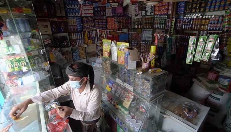 Wearing mask while selling [4]