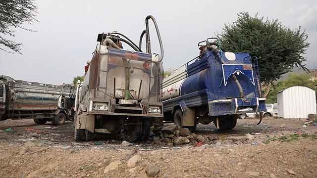 Filling up a water tank trucks [9]
